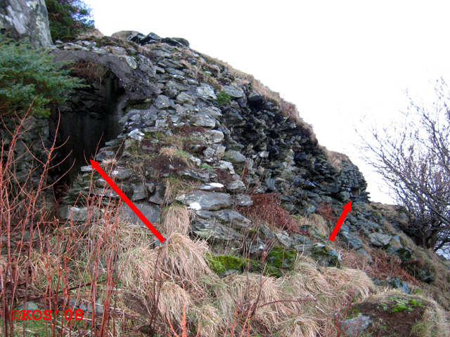 Her ser en inngang til venstre og sørvendt (mot viken) skyteskår til høyre. Betong tunnellen er fint tildekket av stein som vi ser.