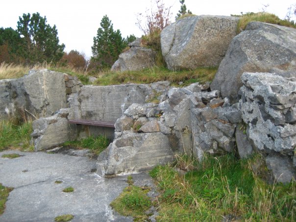 I bakre del av stillingen for 15cm, så var de 2-3 &amp;quot;rom&amp;quot; for ammunisjon o.l.  Som vi ser er disse rasert, bortsett fra det er stillingen delvis intakt.