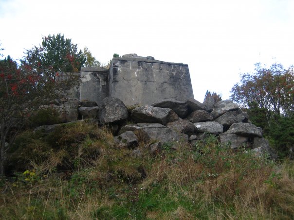 Bunker ved veien, som skal ha inneholdt 2-3 dieselmotorer m. el. agregat. Gjenmurt...  :(