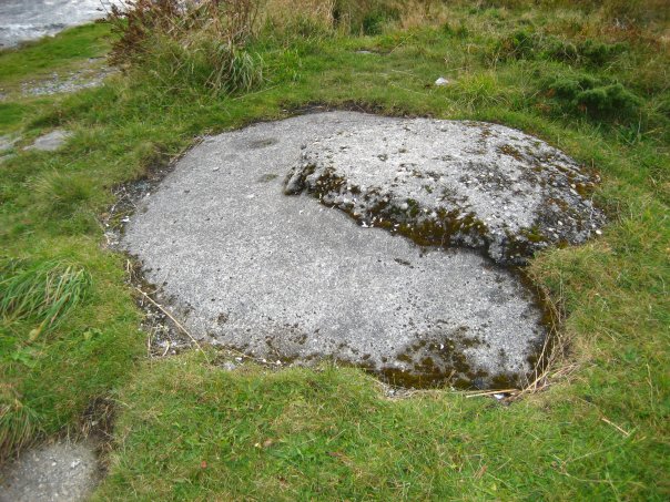 Ringstand for flammekaster, ved innkjøringen til hovedområdet til batteriet, hvor brakkene og de fleste stillingene lå.