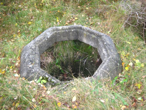 Skytestilling ved inngangen til en av de tre 15cm stillingene. Såkalt &amp;quot;enmannshull&amp;quot;. Trolig ble det lagt en slags lokk over disse når de ikke var i bruk.