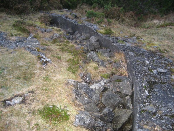 Halvmåneformet skytestilling like ved 8,8cm stilling oppe på taket av 2 etasjes ammobunker. Gjenfylt...