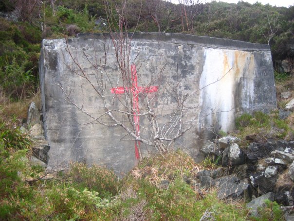 Bunker som fører videre inn til en 10m lang tunell. Var i bruk som sykestue, men er gjenmurt.