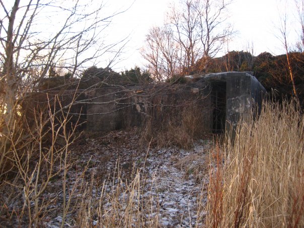 Stor bunker like ved grunnmurene til brakke som inneholdt kontorer osv. Gjenmurt! :(