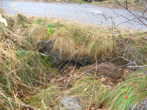 Fra 10,5 stillingen går det en løpegrav som er gjenfylt. Den går under veien, og ned til ammunisjonsbunker på nedsiden av veien.