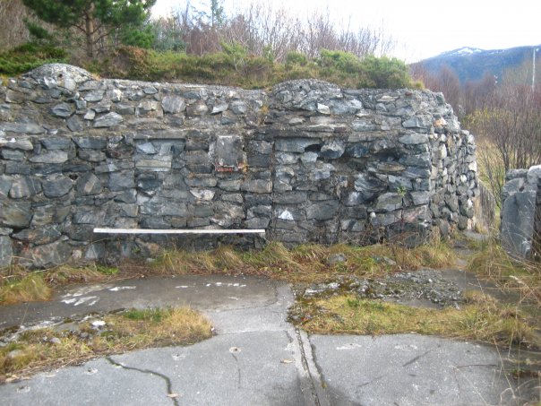 Som vi kan skimte, så er ammunisjonsrommene i bakre del gjenmurt, og dekningsmurene foran disse rommene, fjernet.