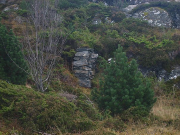 Vegg av stein og betong, ca. 10m fra lyskasterstillingen. Ukjent bruk...