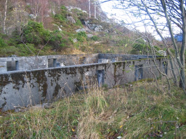 Grunnmurene til stor brakke, fra annen vinkel.