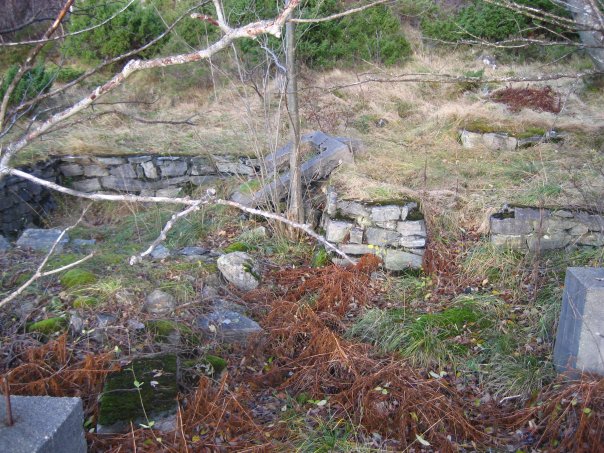 Grunnmurene til offiserbrakke, fra annen vinker. Dekningsbunker ligger like ved grunnmurene.