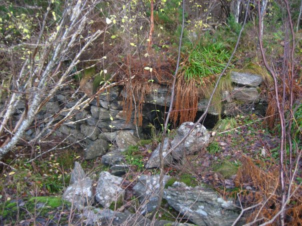 Bak kommandobunkeren fant jeg denne bygningen av naturstein, murstein og tømmerstokker. Trolig et ammunisjonslager o.l.