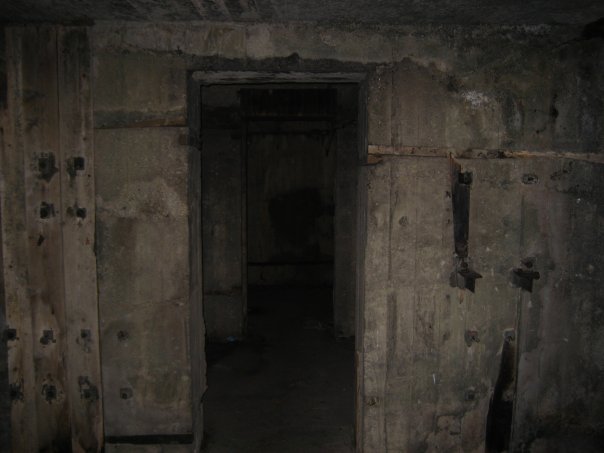 Inne i kommandobunkeren. Den inneholdt 2 rom for samband, dette rommet som bildet er tatt fra, hvor det er tilgang til løpegrav, samt et obervasjonsrom.