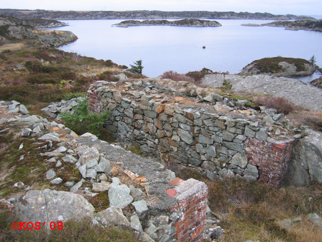 &quot;Stillingen&quot; litt mer ovenfra - sett mot nord-vest og innseiling mot Grønneviken.<br />Veien kommer fra høyre(øst) og fortsetter til platå(i bakgrunnen) ovenfor Grønnevik.