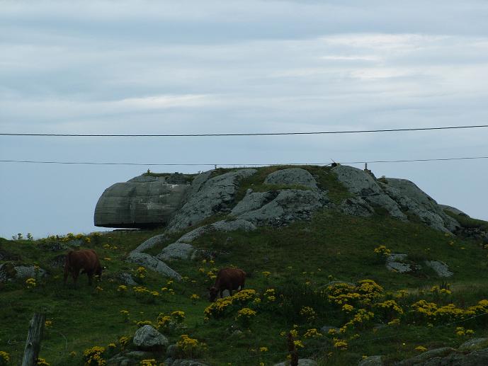 R 636 fra siden. Godt kamuflert på liknende vis som man ser bla. på Brekke og Skudenes ved å støpe opp et &amp;quot;falskt fjell&amp;quot; over taket for bryte konturen og rette linjer.