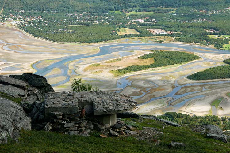 Bunker på toppen av fjellet, &amp;quot;modernisert&amp;quot; av det norske forsvaret. Skibotn i bakgrunnen.